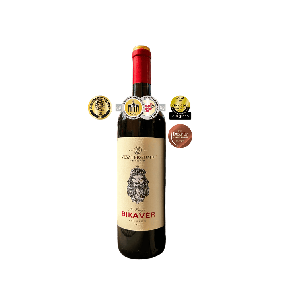 Flasche Vesztergombi St. László Bikavér Rotwein mit roten Kapsel und Etikett, umgeben von fünf Weinpreisen