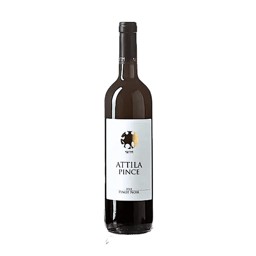 Die schlanke Flasche Attila Pince Pinot Noir mit schmalem Hals. Das Etikett ist mit einem runden Emblem verziert
