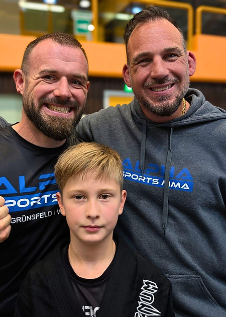 Freundliche Trainer von ALPHA Sports MMA