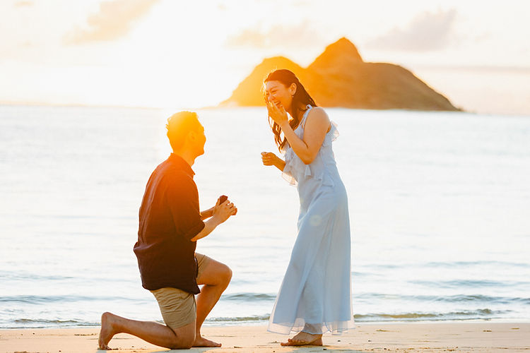 lanikai-beach-proposal-photos-excitement-islands-sunrise-mokulua-golden-glow-jenna-lee-pic