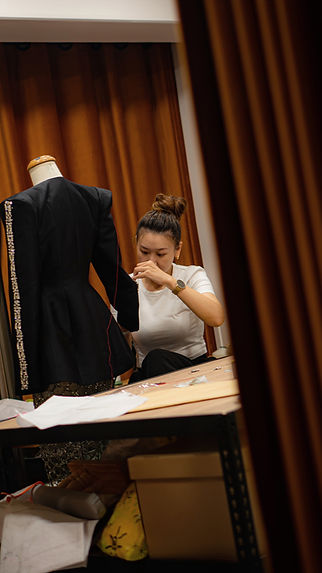 設計師手縫上百顆水鑽