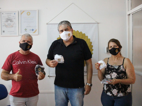 Pimpão e Fumaça doam 250 máscaras para instituto