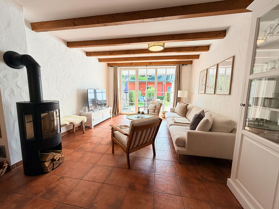 Stilvolles Wohnzimmer mit Kamin im Ferienhaus Kogge in Zingst