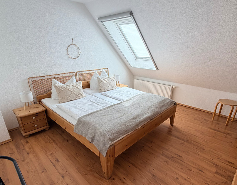 Stilvolles Schlafzimmer im Obergeschoss im Ferienhaus Kogge in Zingst