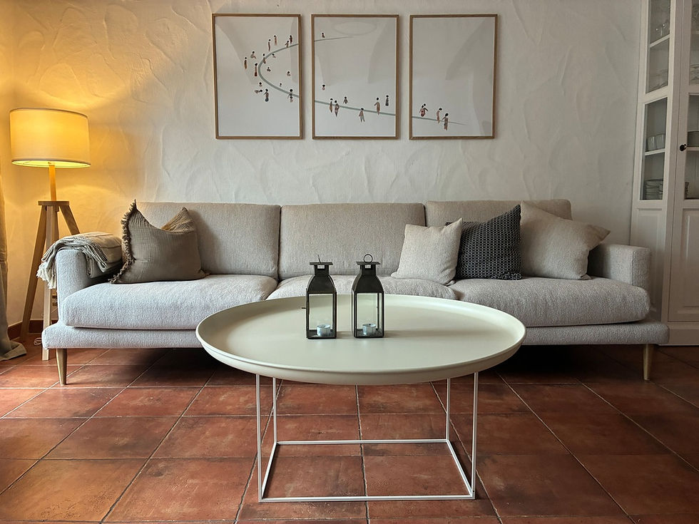 Sofa und Couchtisch im Ferienhaus Kogge im skandinavischen Design