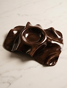Coupelle en céramique marron aux formes organiques.
