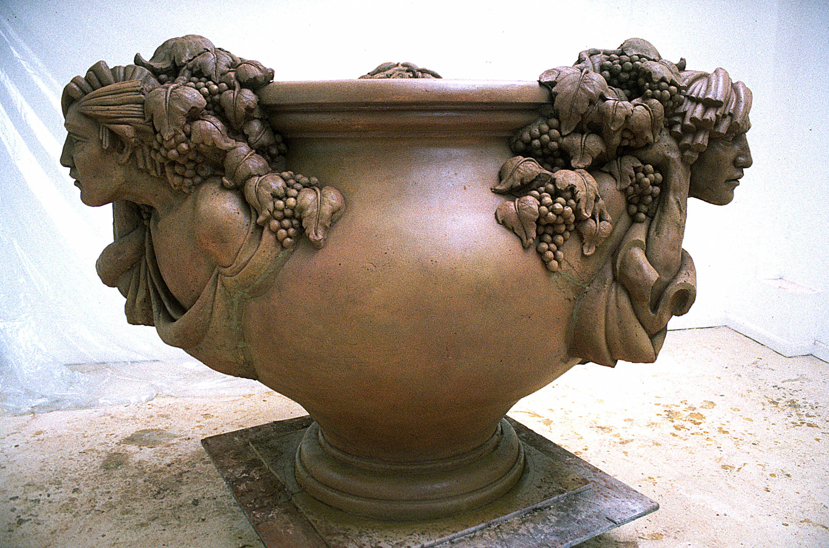 MONUMENTAL URN