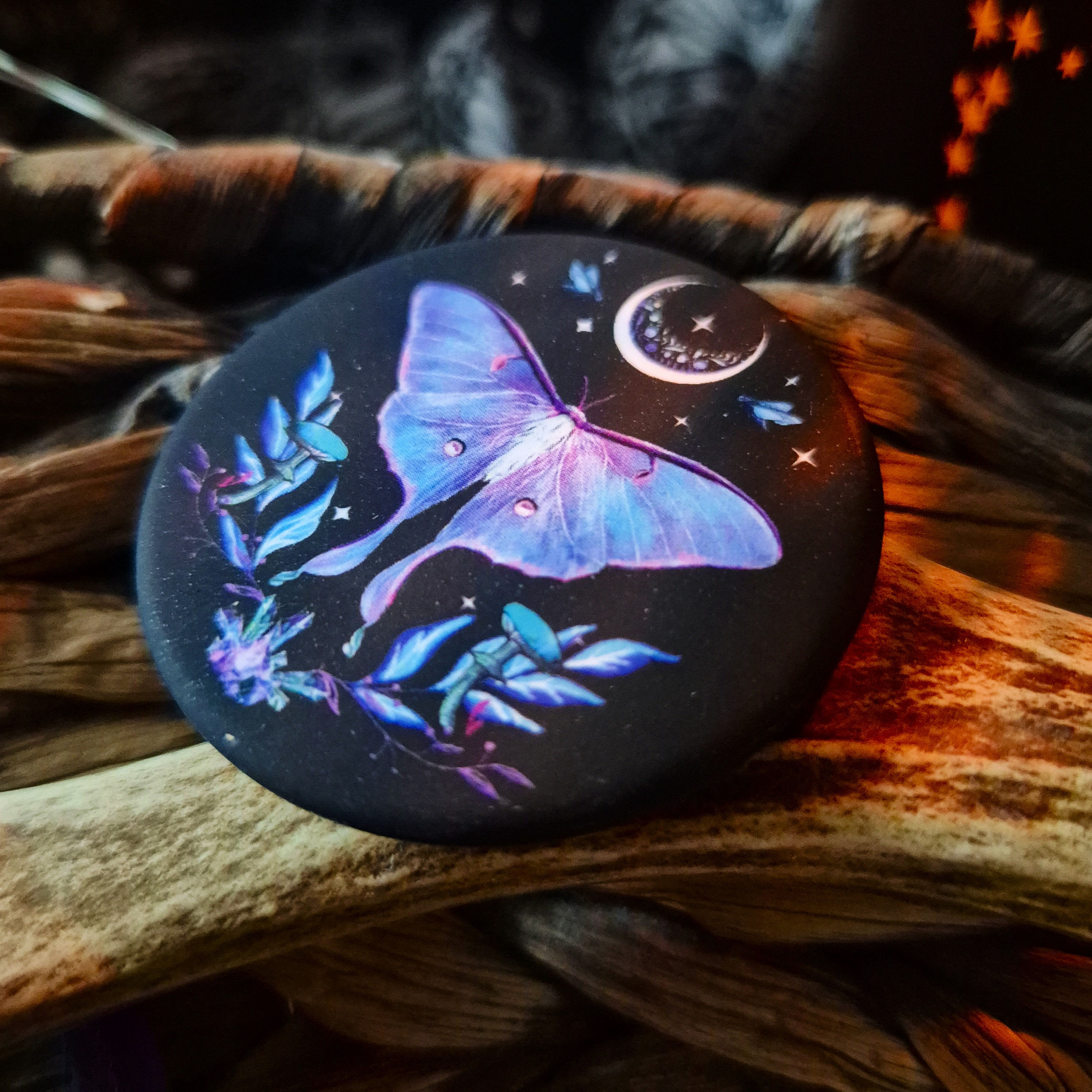 Grosser Lunamoth Lila Motten Button 44 mm Soft Touch