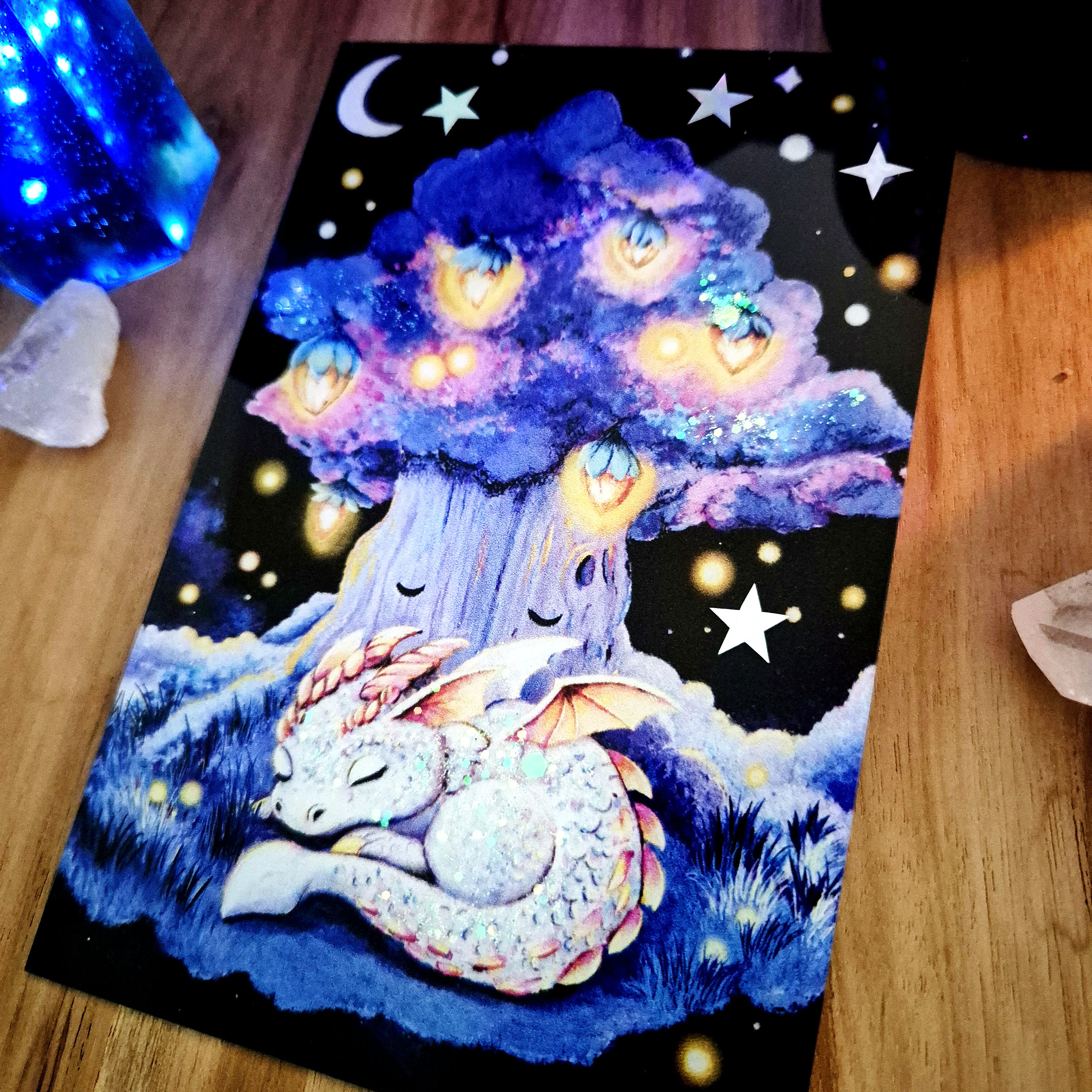 Kawaii Drache mit Lichterbaum Acrylglasbild mit Holoeffekt 10 x 15 cm