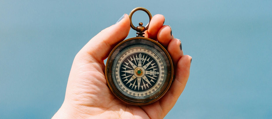 Eine Frau hält einen Kompass in der Hand