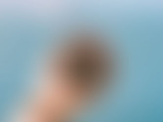 Eine Hand hält einen Kompass, der Hintergrund ist blau