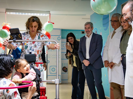 Clavijo destaca la apuesta por la innovación sanitaria con el primer exoesqueleto pediátrico de Canarias