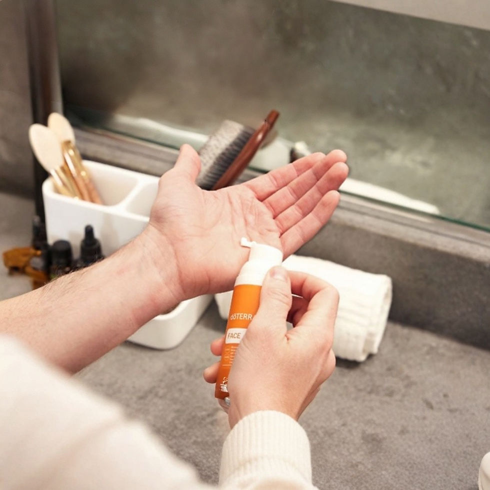 Miniaturbild: Nahaufnahme einer Männerhand,  doTERRA Sun Gesichtssonnencreme auf die Handfläche gibt, im Badezimmer mit hellem Hintergrund