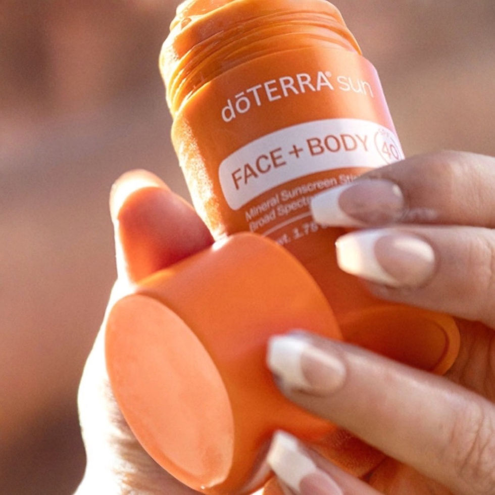 Miniaturbild: Hand hält den doTERRA Sonnenschutz-Stick SPF 30, bereit zur Anwendung auf Gesicht und Körper.
