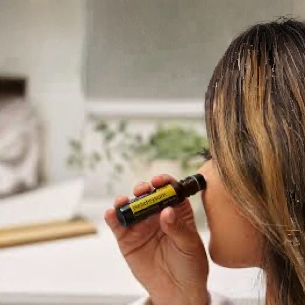 Miniaturbild: Frau verwendet doTERRA Helichrysum Touch im Gesicht für Hautpflege