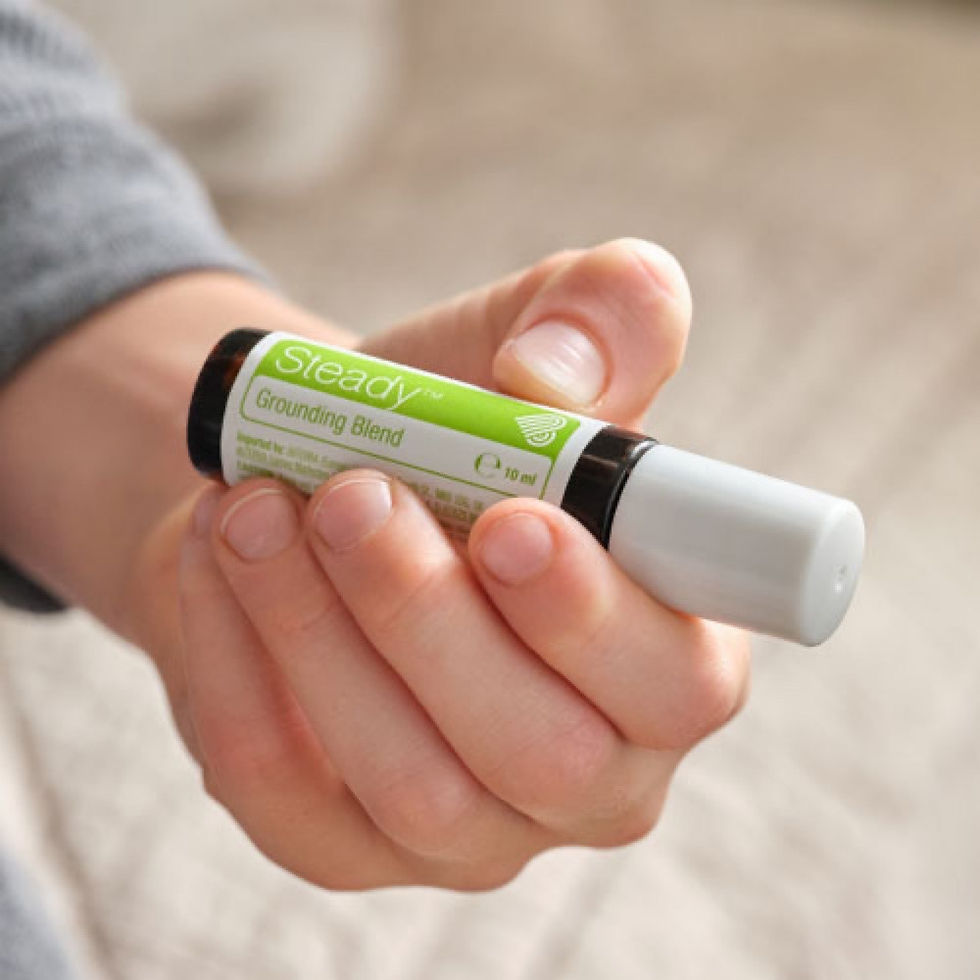 Miniaturbild: Kind mit doTERRA Steady Touch Roll-On in der Hand