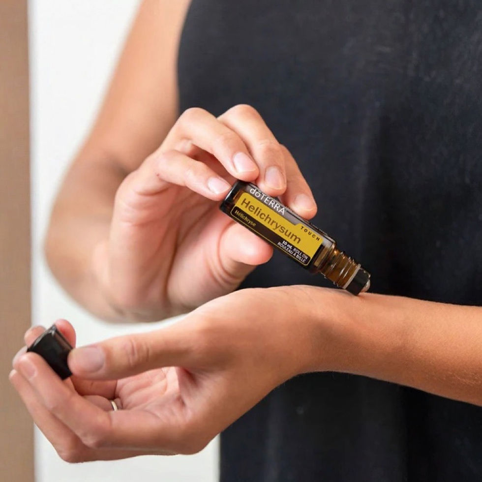 Miniaturbild: doTERRA Helichrysum Touch wird auf die Handgelenke aufgetragen