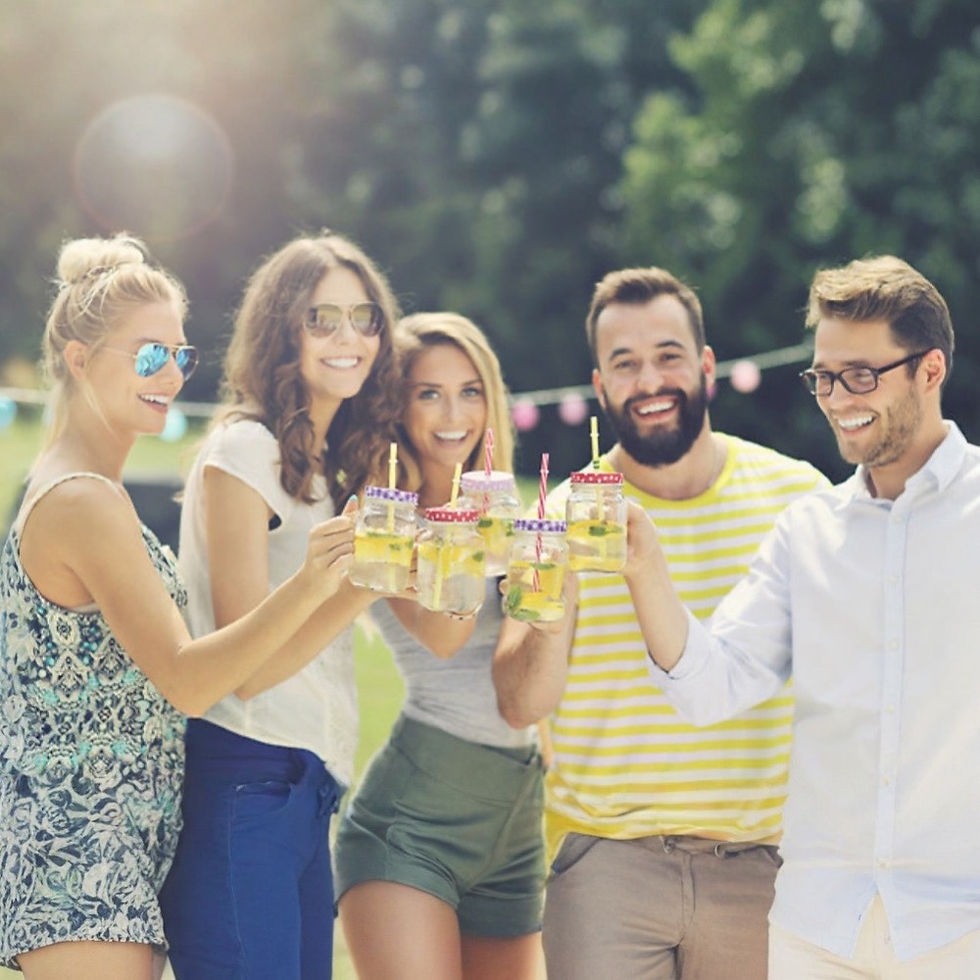 Miniaturbild: Gruppe von Menschen stösst an, doTERRA Peppermint ist in Wasser
