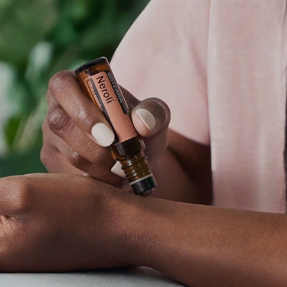 Miniaturbild: Frau trägt doTERRA Neroli Touch auf das Handgelenk auf.