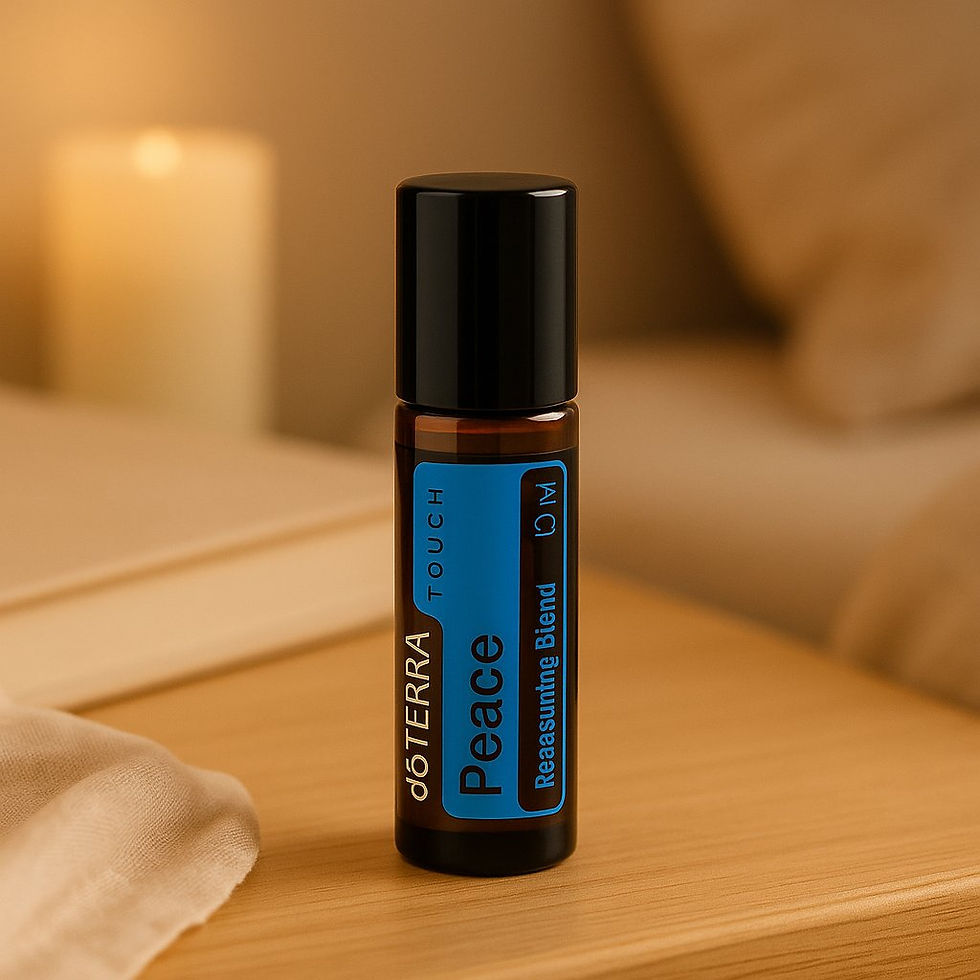 Miniaturbild: dōTERRA Peace Touch Roll-On 10 ml auf Nachtisch mit weichem Licht.