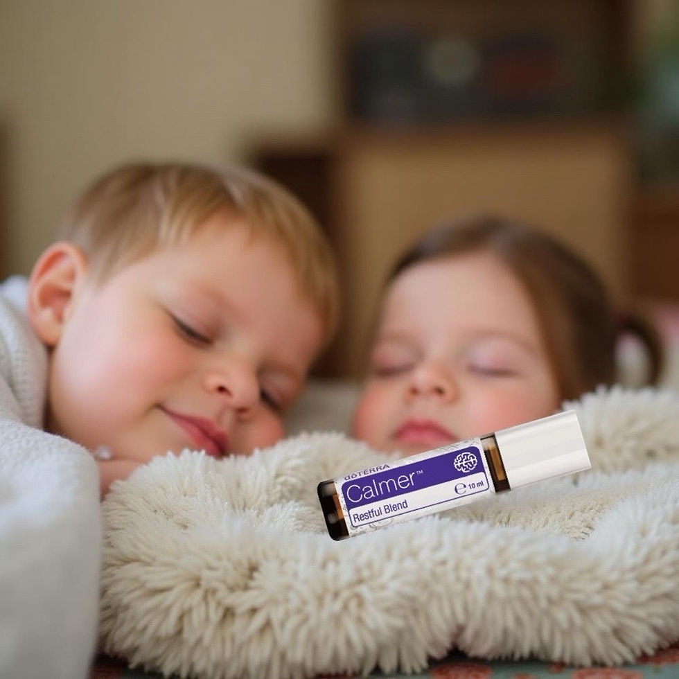 Miniaturbild: Zwei Kinder ruhen auf Decke, doTERRA Calmer Roll-On vorne sichtbar.