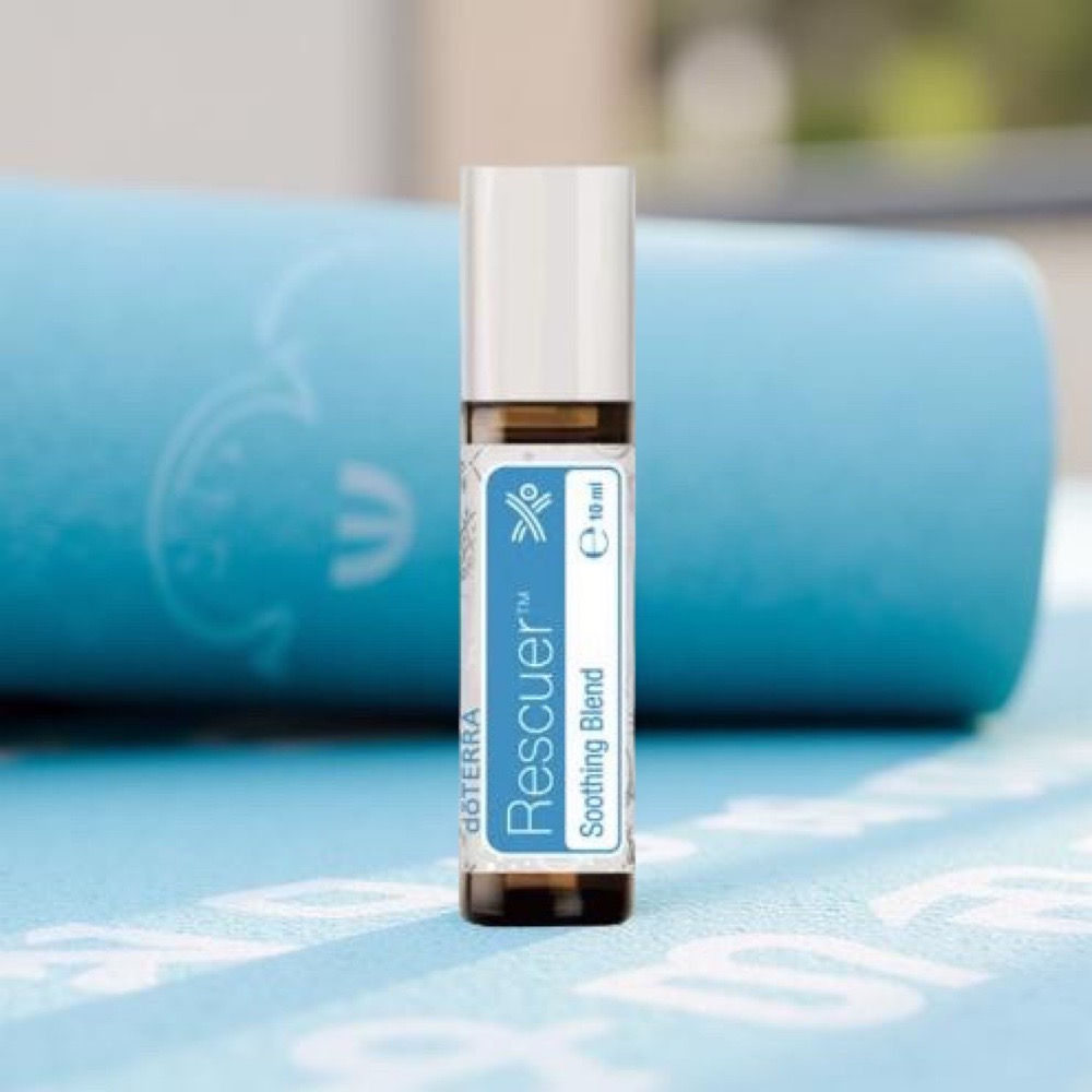 doTERRA Rescuer Roll-On neben einer blauen Sportmatte.