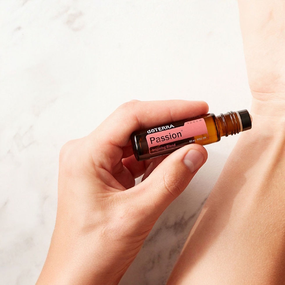 Miniaturbild: Auftragen von doTERRA Passion Touch auf den Unterarm.