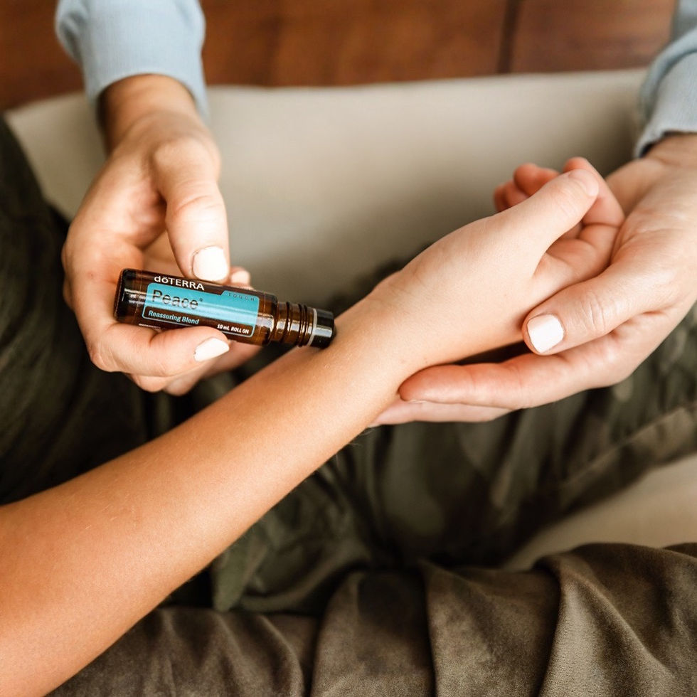 Miniaturbild: Hände tragen dōTERRA Peace Touch Roll-On sanft auf.