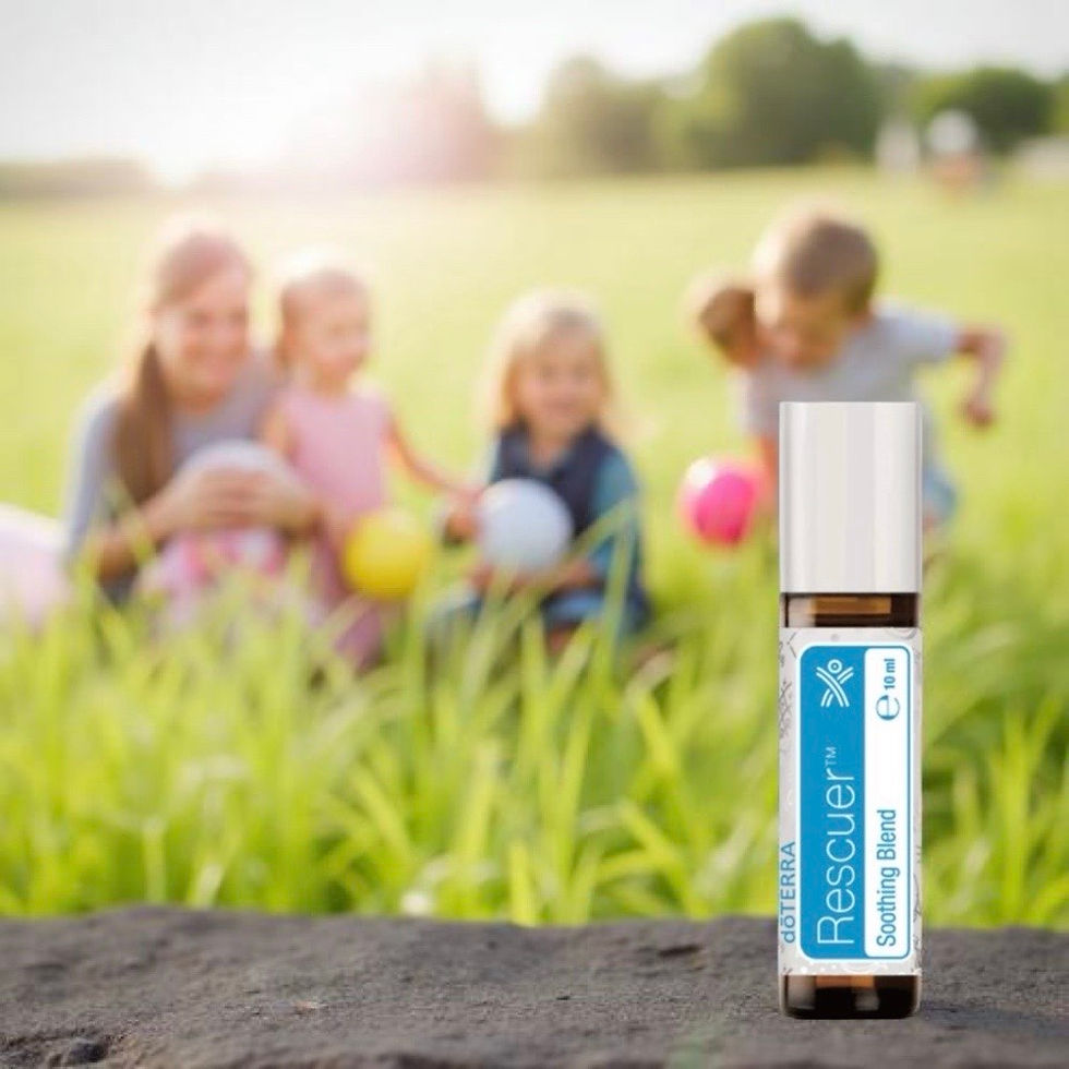Miniaturbild: doTERRA Rescuer Roll-On im Gras, Kinder sitzen im Hintergrund.