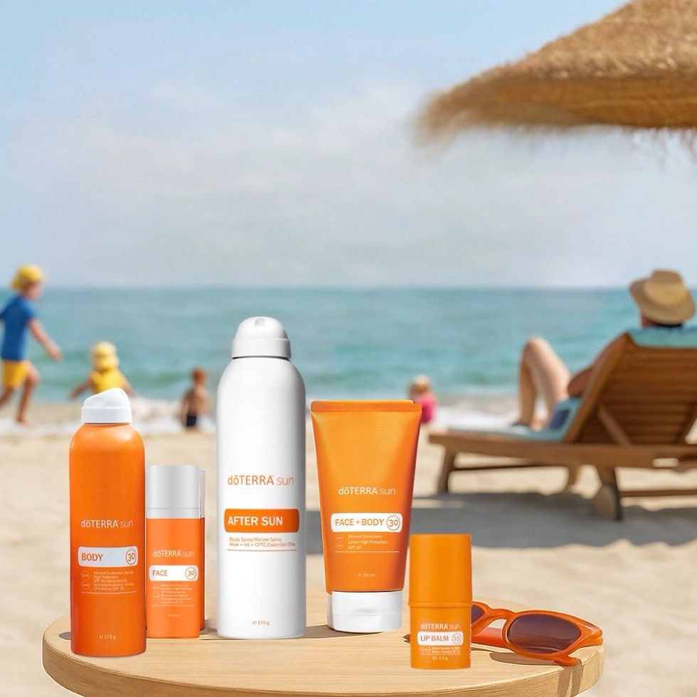 Miniaturbild: doTERRA Sun Produktlinie (Gesicht, Körper, After Sun, Lippenbalsam) auf einem Holztisch am Strand mit Sonnenschirm