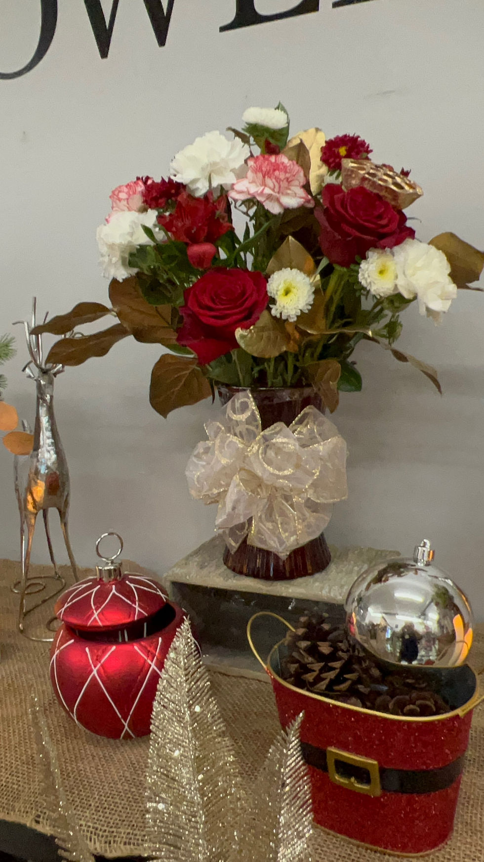 Miniatura: Holly Hug Vase Arrangement 