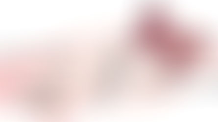 Imagen del proceso de una metamorfosis y transformación de una oruga en mariposa.  La oruga y su pupa están en blanco y negro y la mariposa resultante esta en colores, sus alas son anaranjadas con filamentos negros y bordes negros con puntos blancos y está volando apuntando hacia el cielo, hay un par de freses escritas que dicen, Todo tiene su momento, dale tiempo a tu proceso.  El fondo es blanco y en el hay un trazo como de acuarela de color rosa anaranjado casi transparente, sobre el cual están las figuras mencionadas , que se encuentran ubicadas entre la primera y segunda frase.