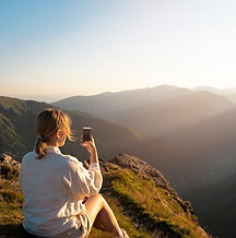 mujer-de-vista-lateral-tomando-selfie-en-la-montana.jpg