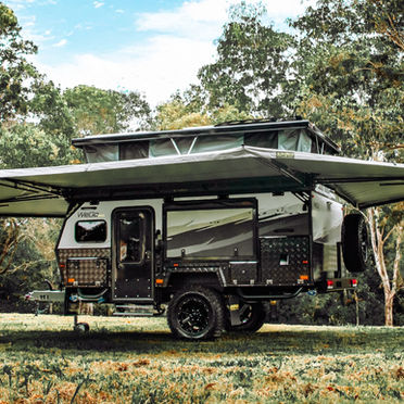 Bushwakka WeGo VD je robustní off-road karavan pro čtyři osoby, vybavený venkovní kuchyní a palandou pro děti, ideální pro rodinná dobrodružství v jakémkoliv terénu.