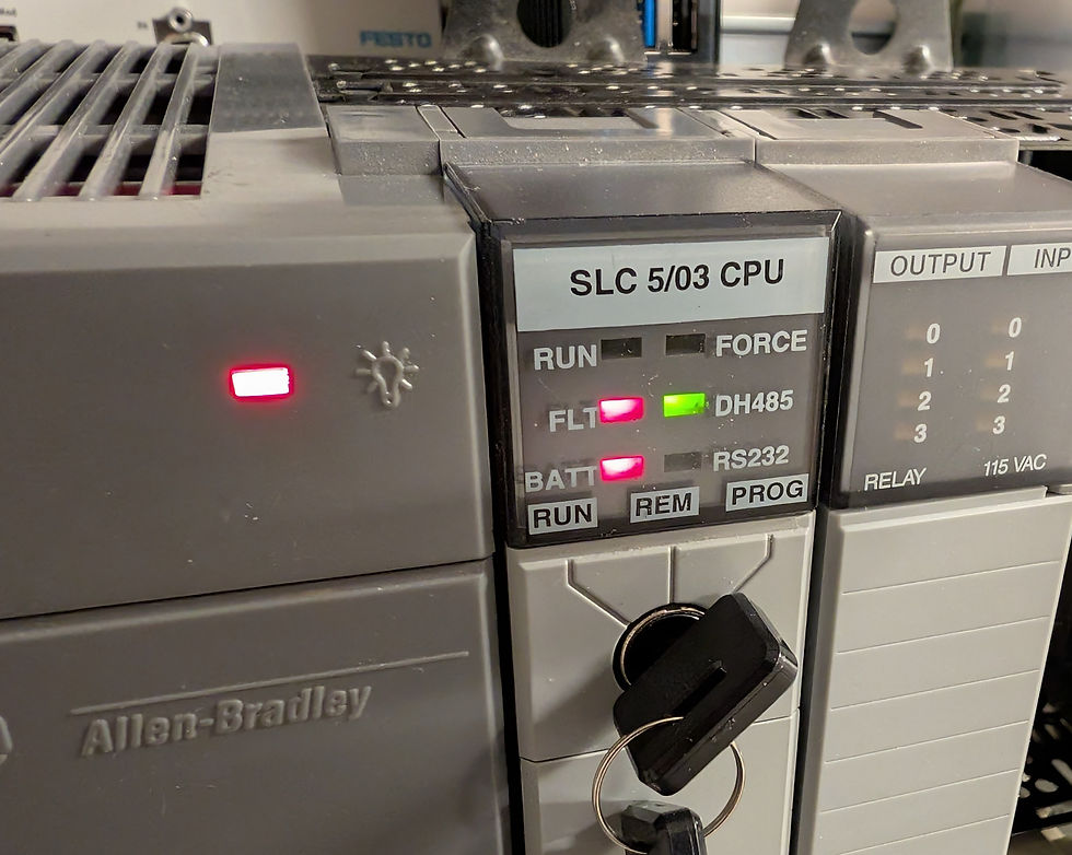 Jag hittade en nyckelbrytare på en gammal SLC 5/03 från Allen Bradley hemma i labbet.
