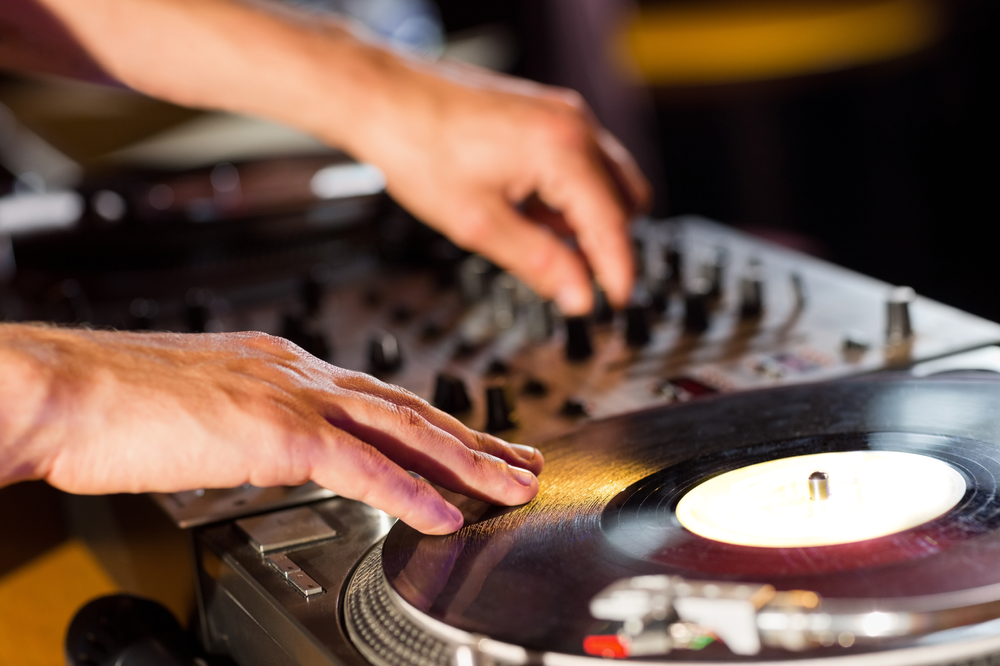 wedding dj in montreal, dj hands, dj turntable, dj mixer, dj scratching