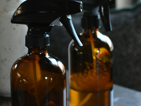 Twee sprayflessen met water