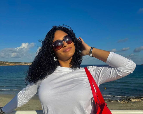 Vrouw met krullen aan zee.jpg