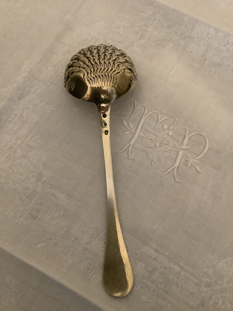 Miniature : Saupoudreuse à sucre en argent massif et vermeil