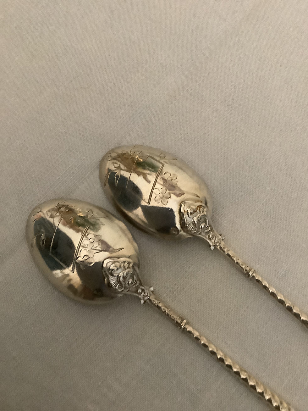 Miniature : 17 cuillères à dessert en argent massif