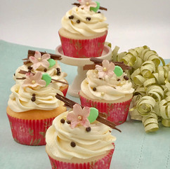 cupcakes-vanilla-pink-blossom-dreamin-desserts.jpeg