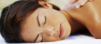 Femme recevant un massage suédois