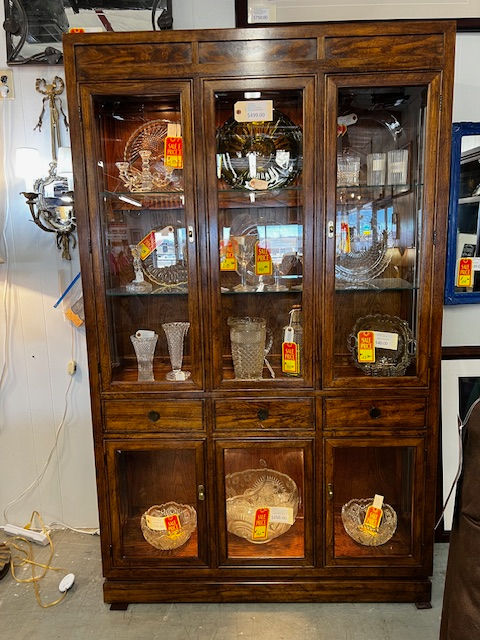 THOMASVILLE LIGHTED HUTCH/CURIO CABINET | Consignment Exchange
