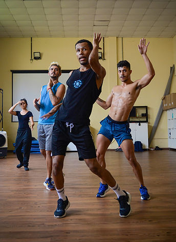 Alexandre Roiz Pai da Casa de Àkàrà ao centro dando aula para uma turma de vogue femme