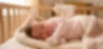seorang bayi sedang tertidur