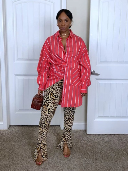 femme portant un pantalon léopar avec une chemise à rayures rose