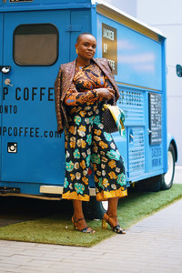 Femme portant un mix d"imprimé avec un pantalon fleuri et un top et une veste à imprimés cachemire