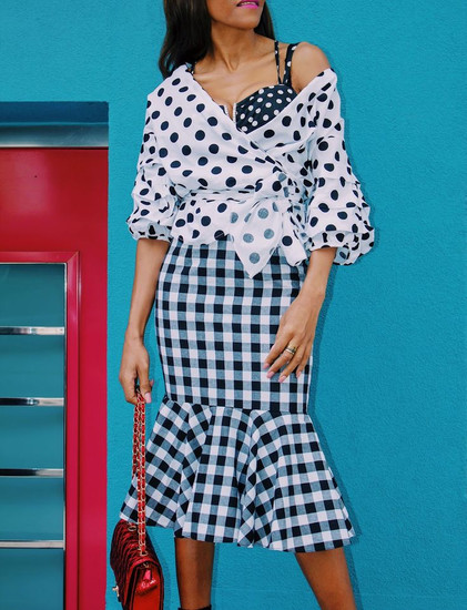 silhouette de femme portant un top à pois et une jupe de style vichy