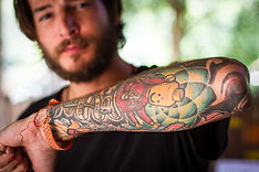 Guy mit einem Unterarm Tattoo