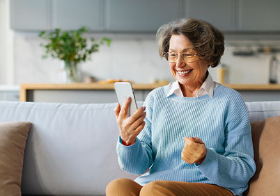 mujer-anciana-feliz-usando-un-telefono-inteligente-en-casa-haciendo-una-llamada-de-video-consultando-al-medico-en-una-reunion-virtual-en-el-telefono-movil-y-sonriendo-la-pantalla.jpg